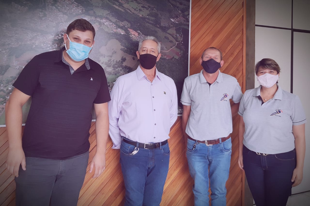 Representantes da Erval Velho Web e Rádio Cidade Campos Novos se reúnem com o prefeito Severino Jaime Schmidt