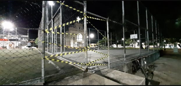 Quadra de esportes localizada na praça é interditada pela Secretaria de Saúde, Polícia Militar e Vigilância Sanitária