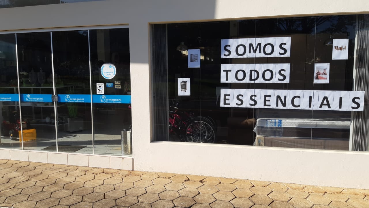 Lojistas de Erval Velho protestam contra o fechamento do comércio 
