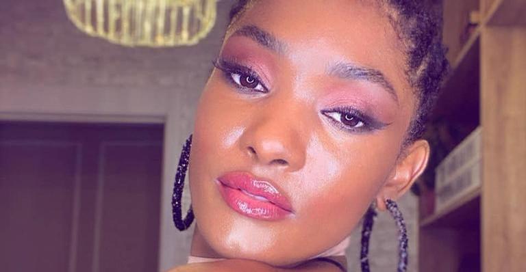 Erika Januza posta clique raro ao lado do namorado, filho de Carol Nakamura