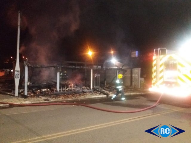 Incêndio destrói padaria no centro de Erval Velho