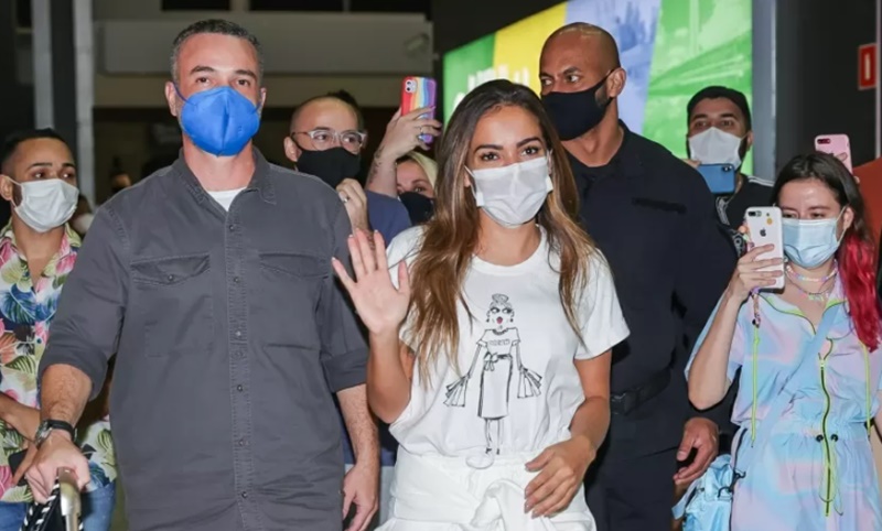 Após fim de semana com Juliette, Anitta deixa o Brasil novamente