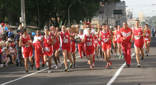Corrida do Facho abre tradicional desfile com 24 equipes em dois naipes