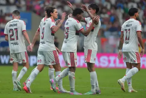 Análise: Flamengo reverte pressão em grande atuação, mantém liderança e corrige ataque antes de decisão