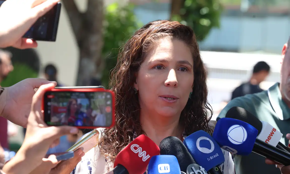 Ministra Esther Dweck aposta em queda da abstenção no CNU