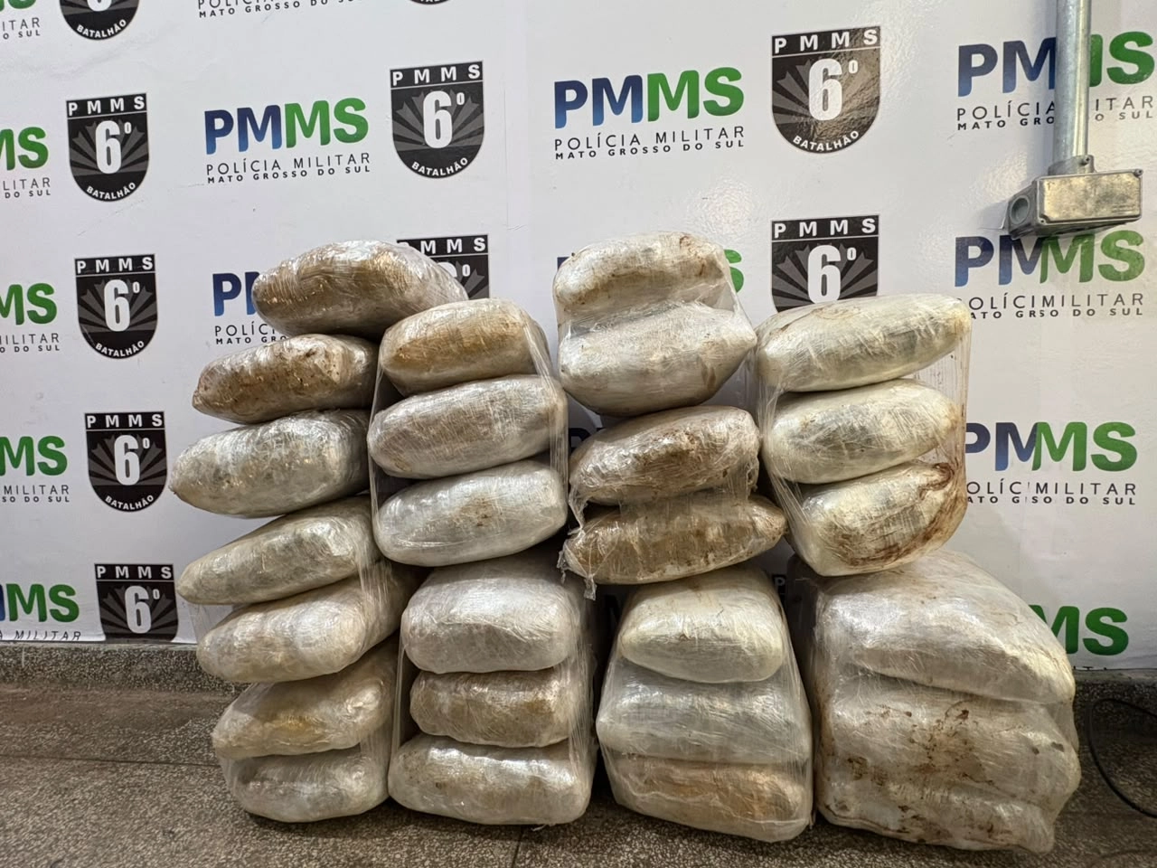 Aproximadamente 28 quilos de skunk em veículo com placa boliviana na região de fronteira em Corumbá MS