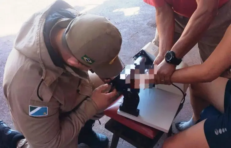 Mulher é socorrida com dedos presos em cilindro de máquina de pastel em Corumbá MS
