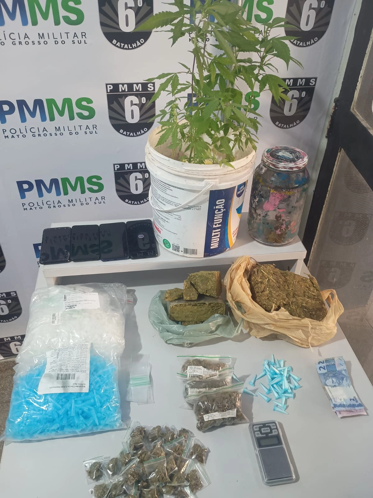 PMMS desarticula ponto de tráfico e apreende grande quantidade de drogas e materiais utilizados no comércio