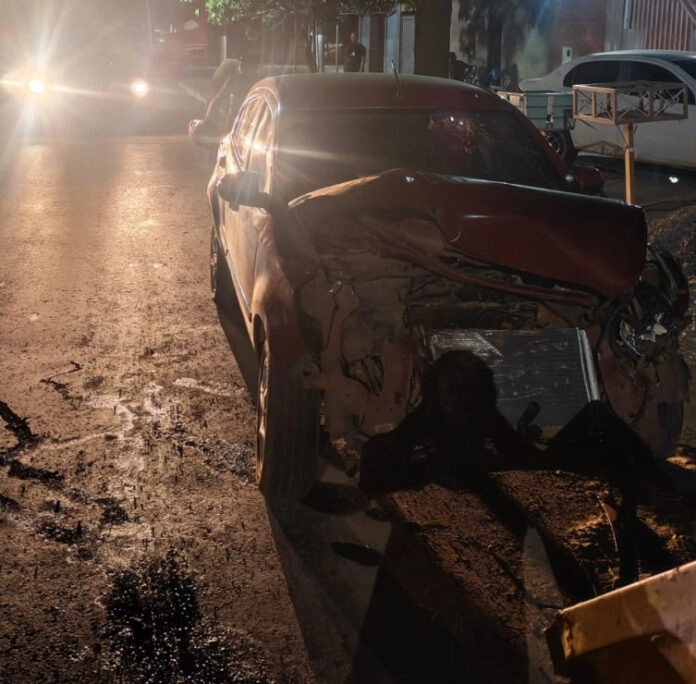 Motorista fica gravemente ferido após bater carro contra caçamba de entulhos em Corumbá MS