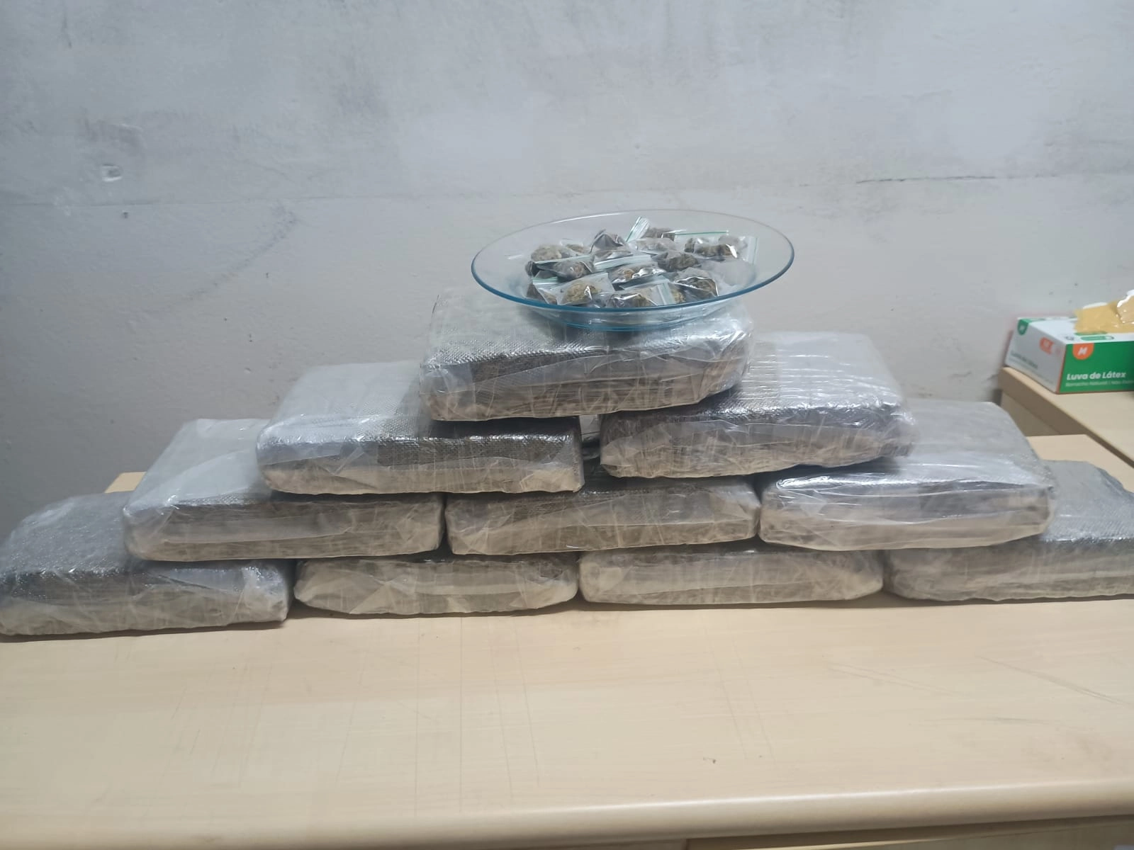 Pmms localiza mais de 10 kg de skunk e desarticula ponto de armazenamento de drogas em Corumbá MS
