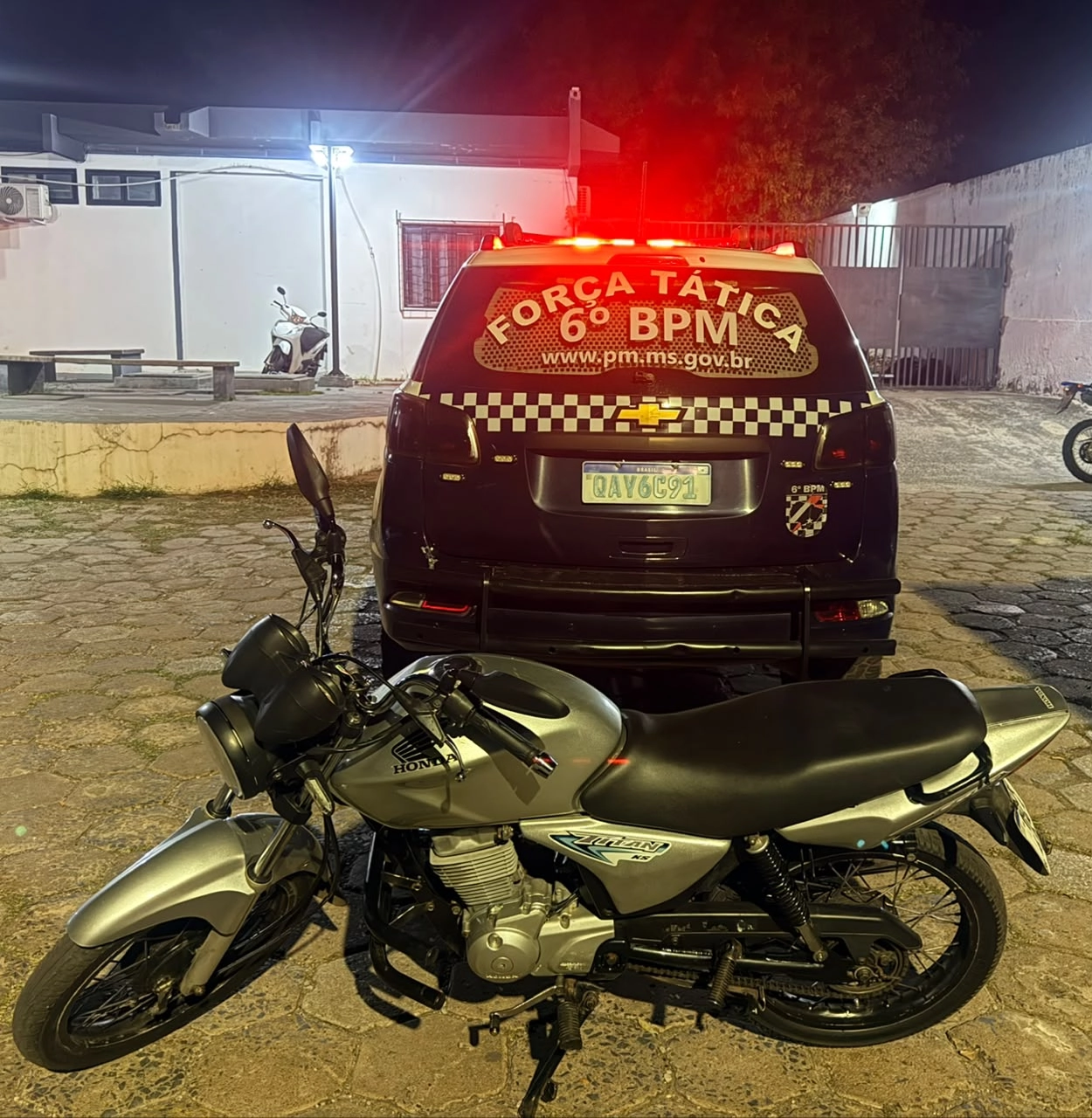 FORÇA TÁTICA DA PMMS LOCALIZA MOTOCICLETA COM RESTRIÇÃO CRIMINAL DURANTE BLOQUEIO EM CORUMBÁ MS