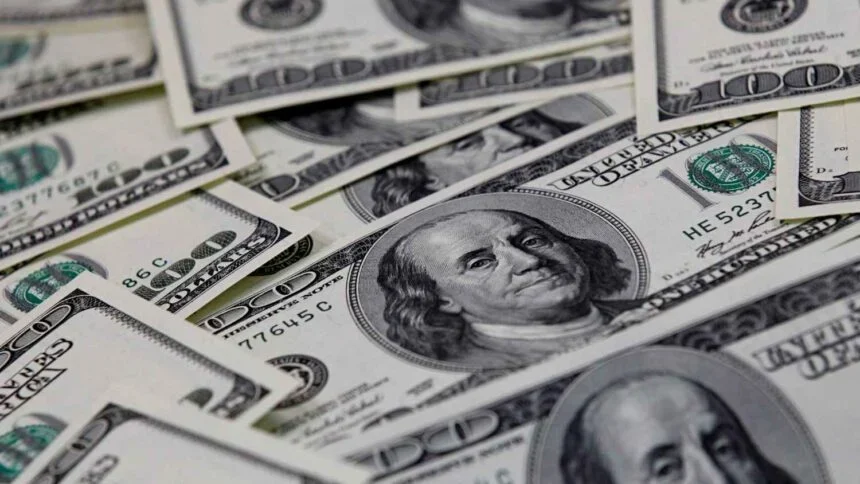 Dólar fecha em queda e volta a R$ 5,10 nesta segunda-feira (21)