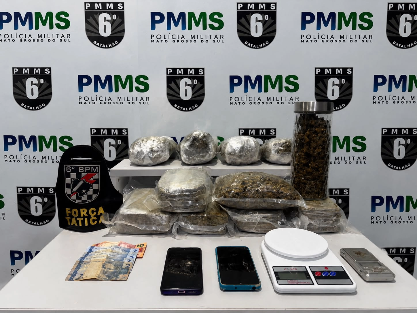PMMS APREENDE MAIS DE 8,5 KG DE DROGAS E CONDUZ TRÊS PESSOAS EM CORUMBÁ MS