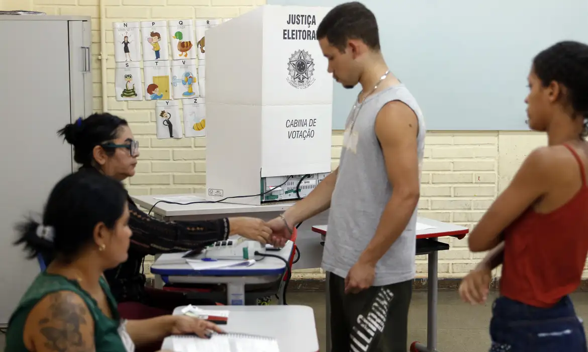 Cerca de 158,7 milhões de eleitores vão às urnas em todo o país