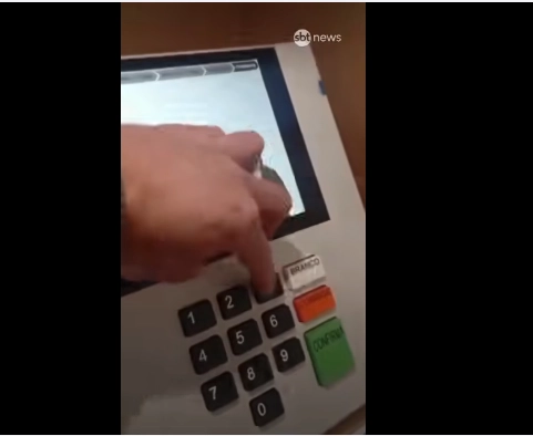 Urna é trocada no RS após tecla "3" ser colada