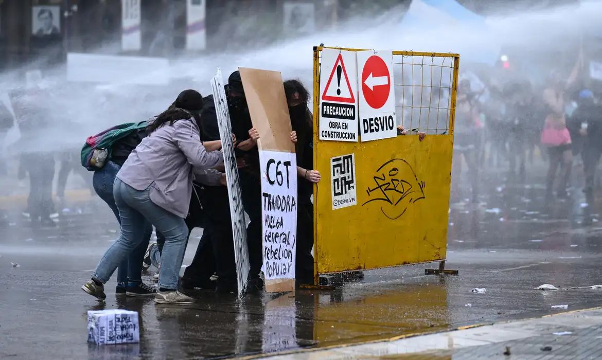 Protesto por recursos para universidades termina em confronto na Argentina