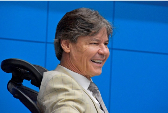 Deputado estadual Paulo Duarte recebe alta hospitalar após três dias na UTI