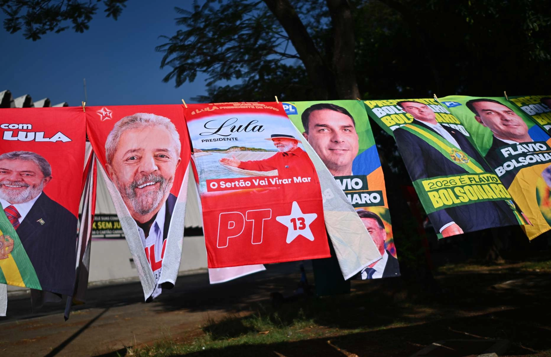 Lula e Flávio Bolsonaro empatam com 50% dos votos válidos cada, mostra Datafolha