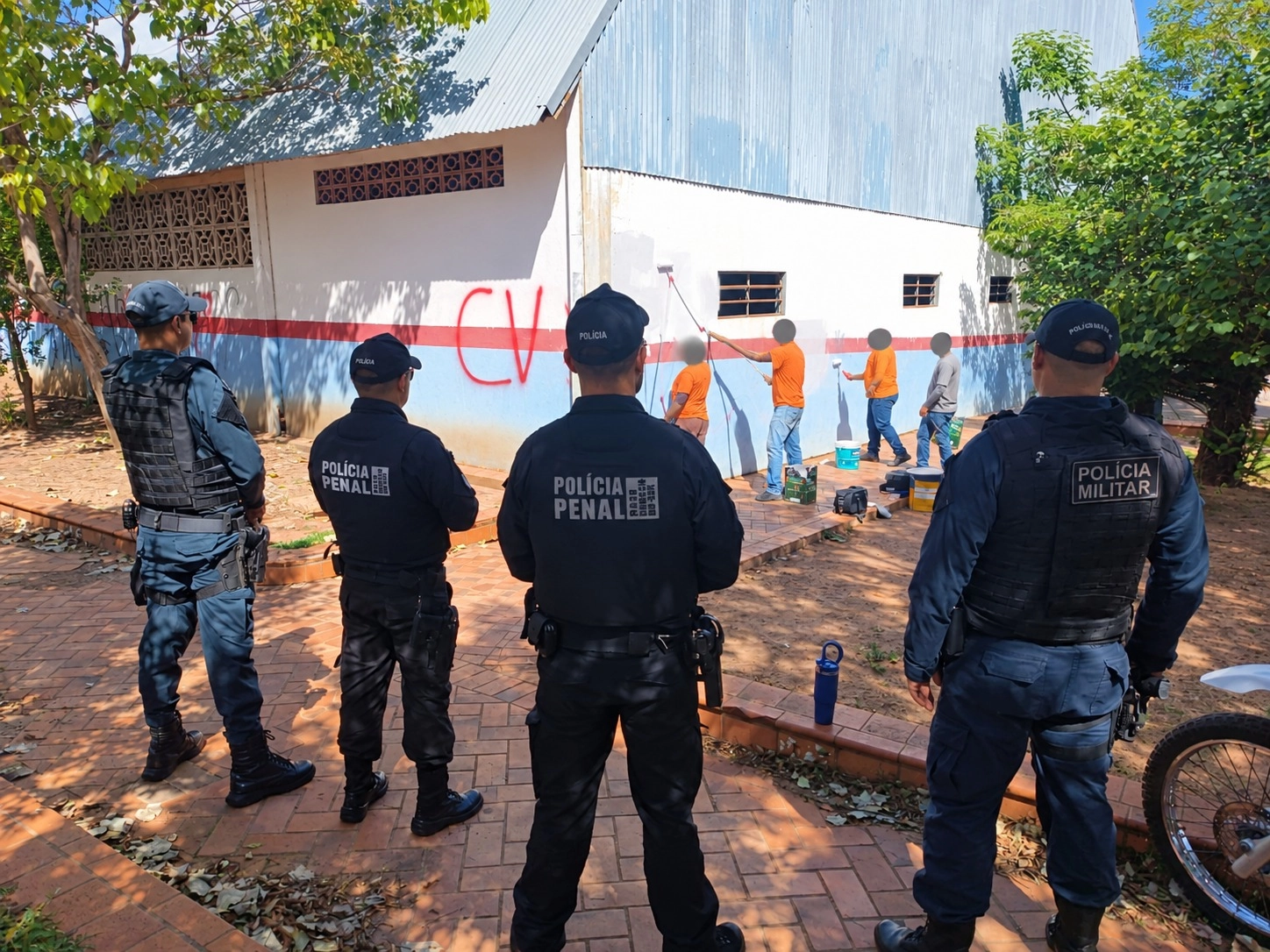 Polícia Penal mobiliza mão de obra prisional para recuperar espaço público em Coxim