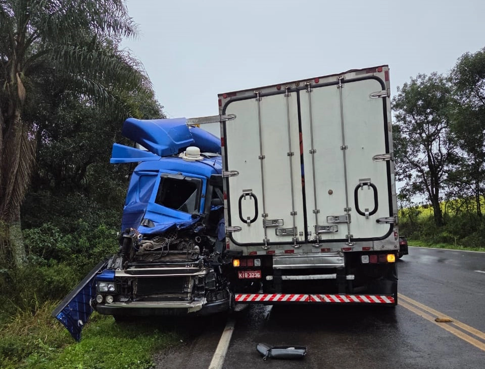 Acidente entre caminhões provoca uma morte na ERS-135, em Getúlio Vargas