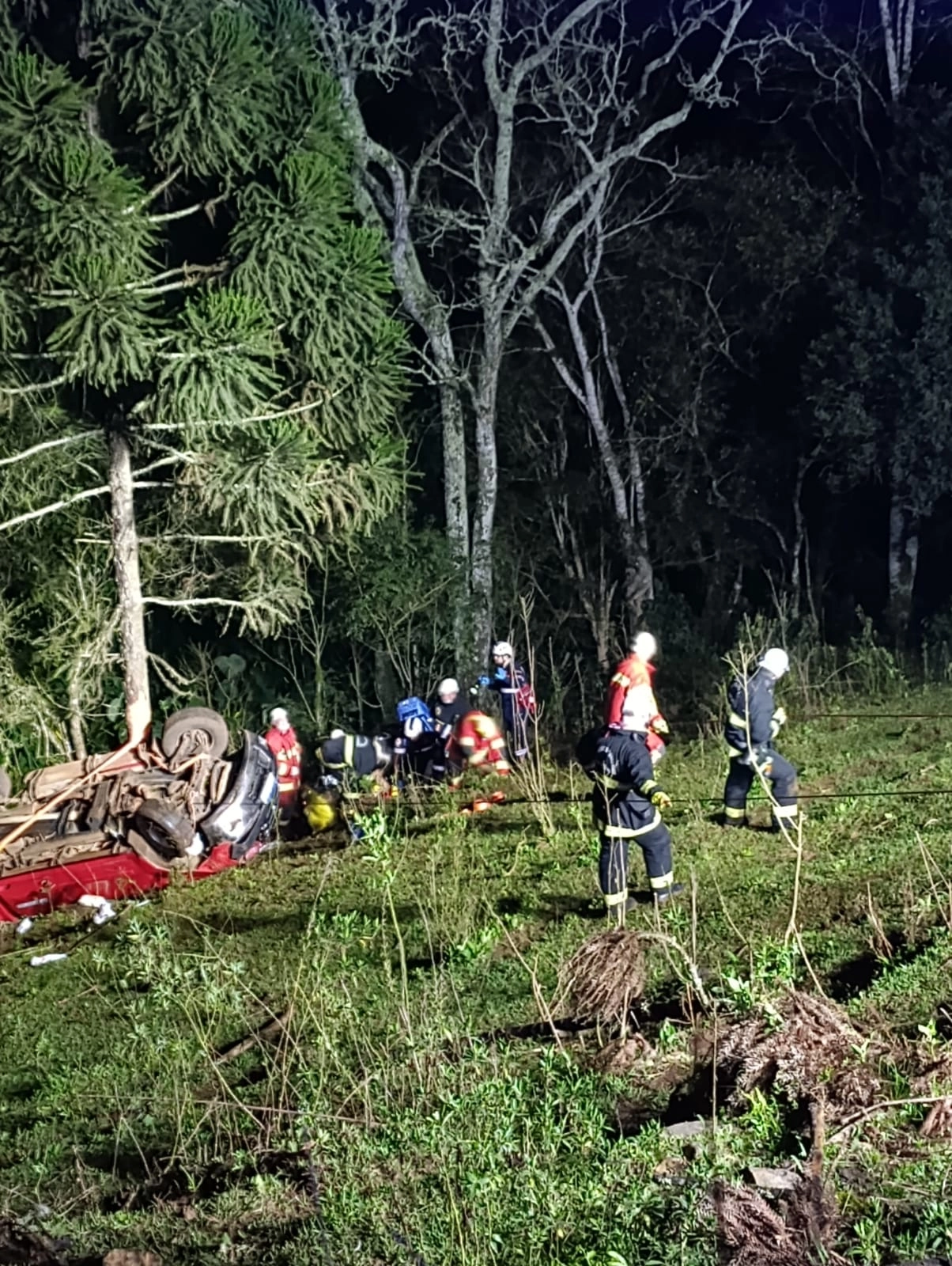 Mulher morre e homem fica gravemente ferido em saída de pista em Concórdia