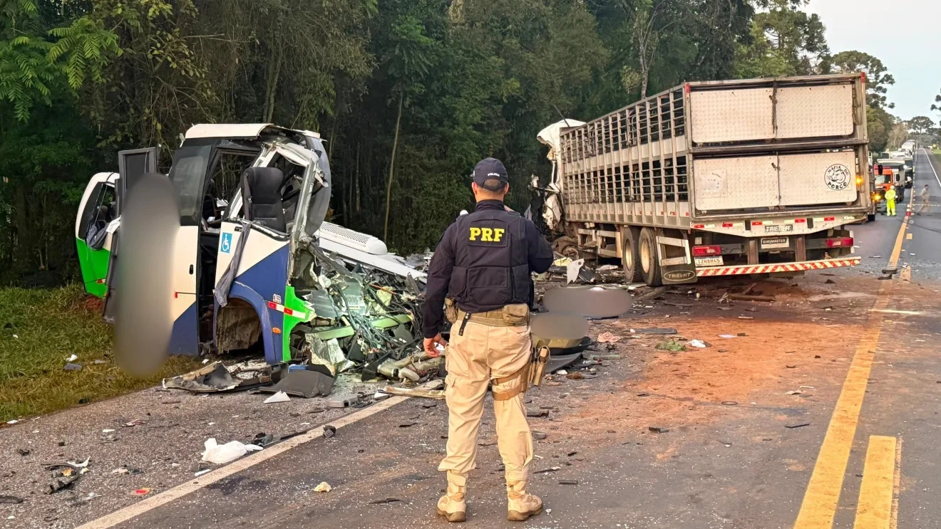 Caminhão de Erechim se envolve em colisão com 22 mortos no Paraná