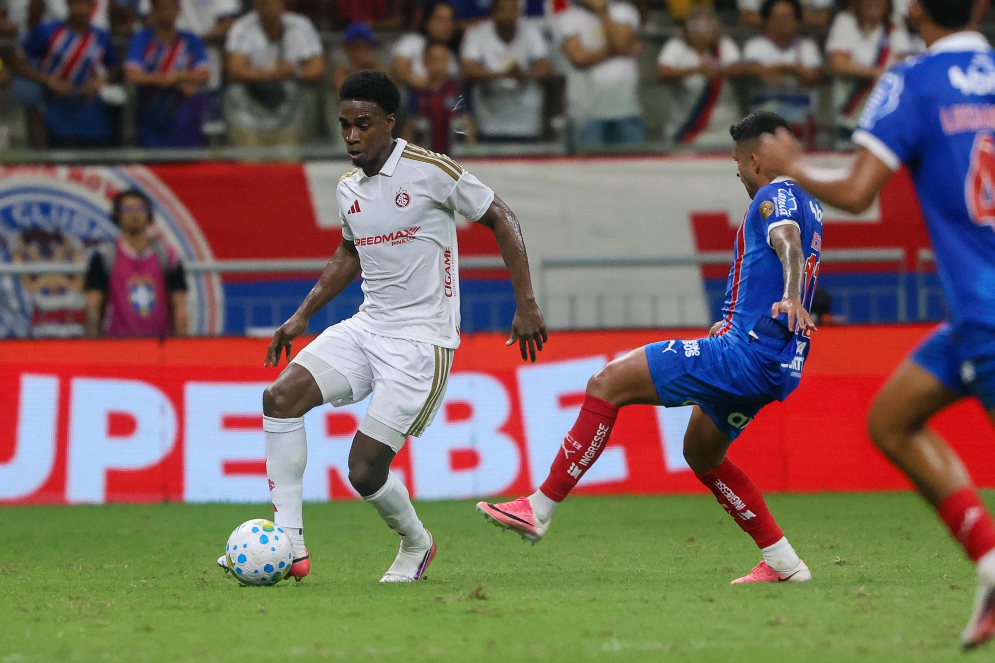 Inter perde de virada para o Bahia e entra na zona do rebaixamento