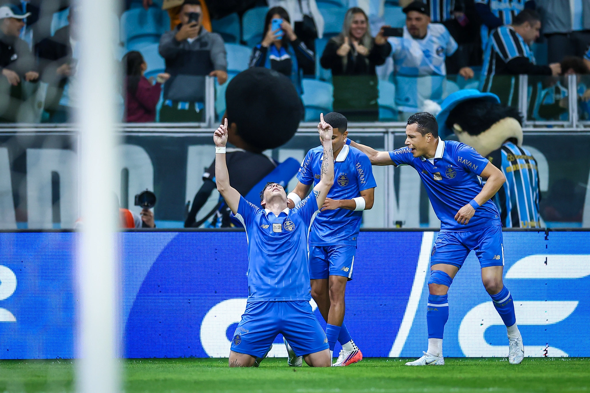 Grêmio vence a Chapecoense e respira na luta contra o rebaixamento