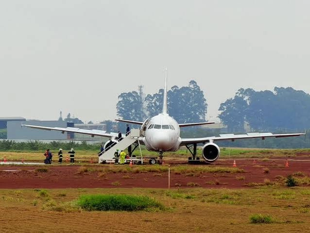 Avião com 151 pessoas sai da pista durante pouso em Cascavel