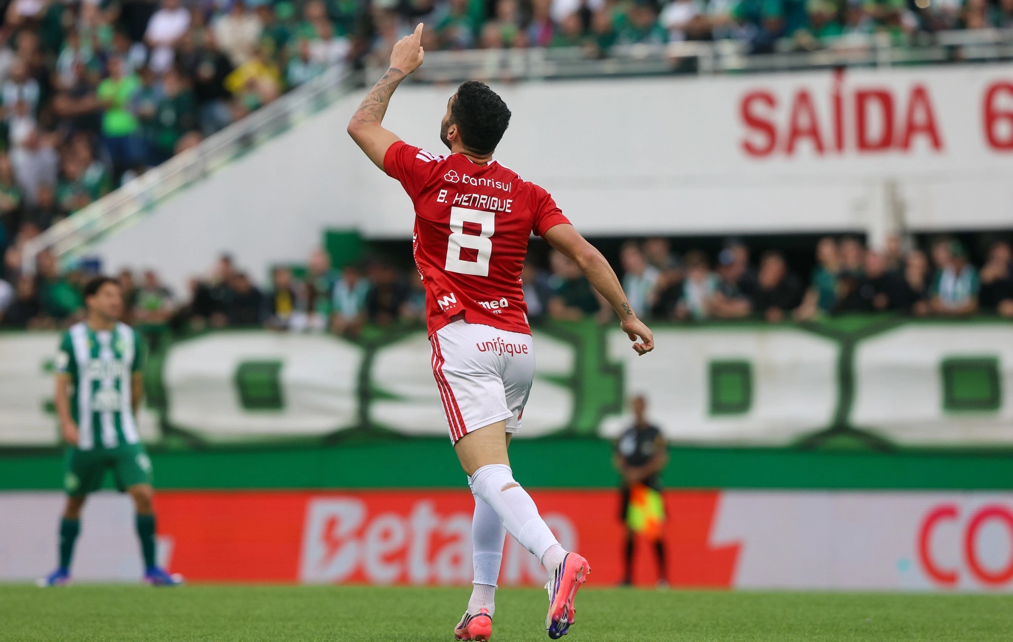 Inter vence a Chapecoense e respira na luta contra o rebaixamento
