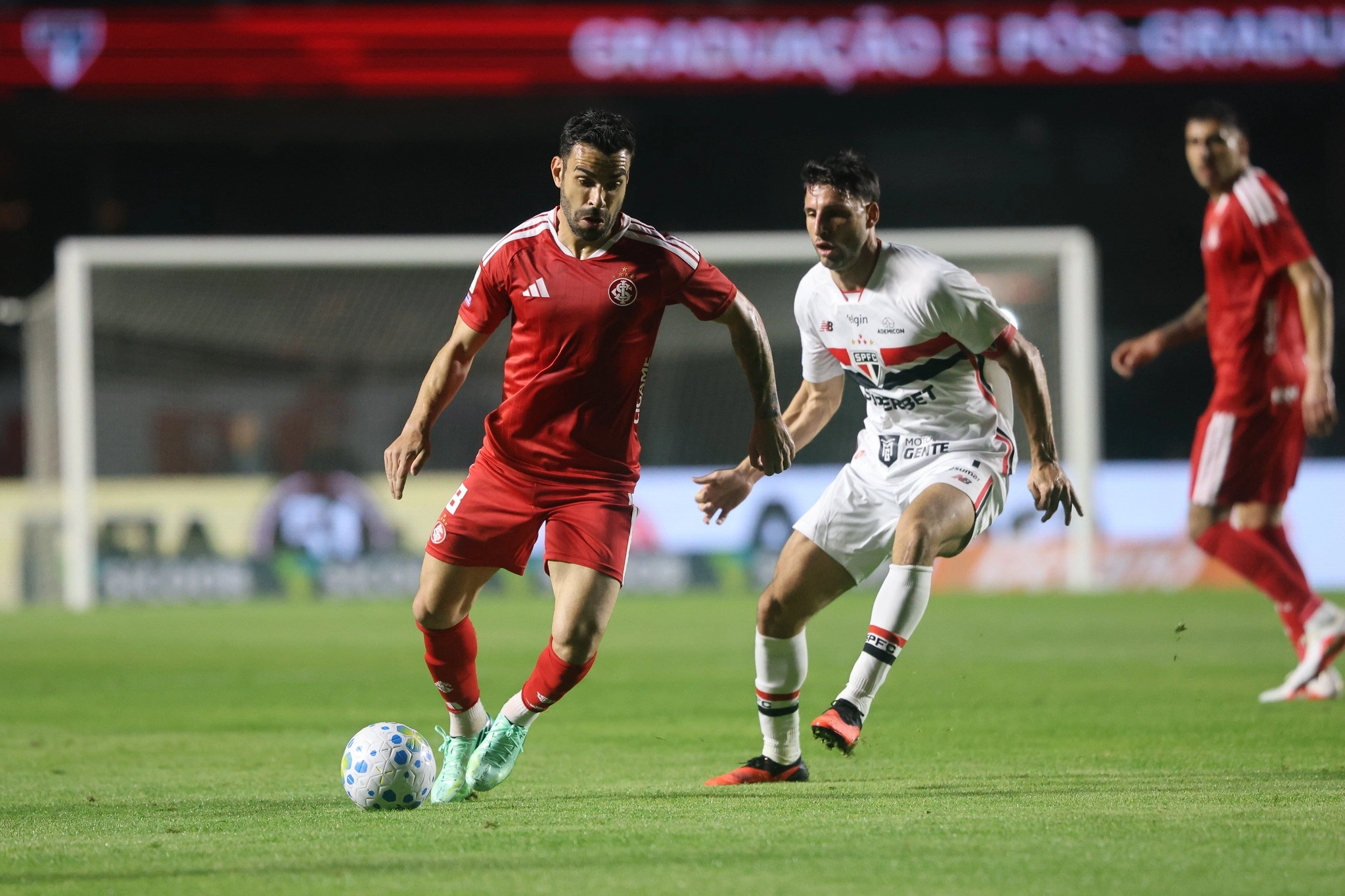 Inter perde para o São Paulo e segue na zona do rebaixamento do Brasileiro
