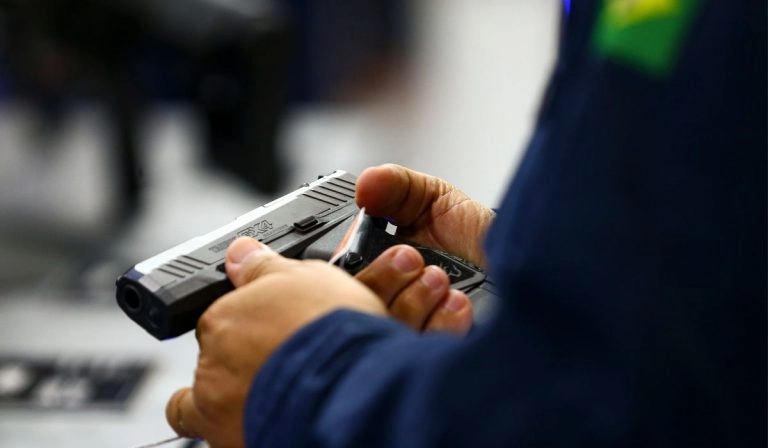 Porte de arma para novas categorias avança na Câmara, mas regra ainda não está valendo