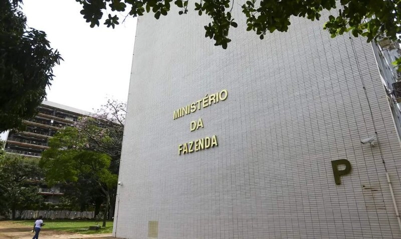 Peso das dívidas freia consumo e Fazenda reduz previsão de crescimento da economia para 2%