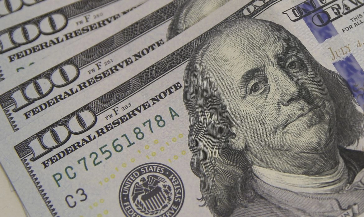 Ibovespa salta a 207 mil pontos e dólar fica abaixo de R$ 5 após 1º turno