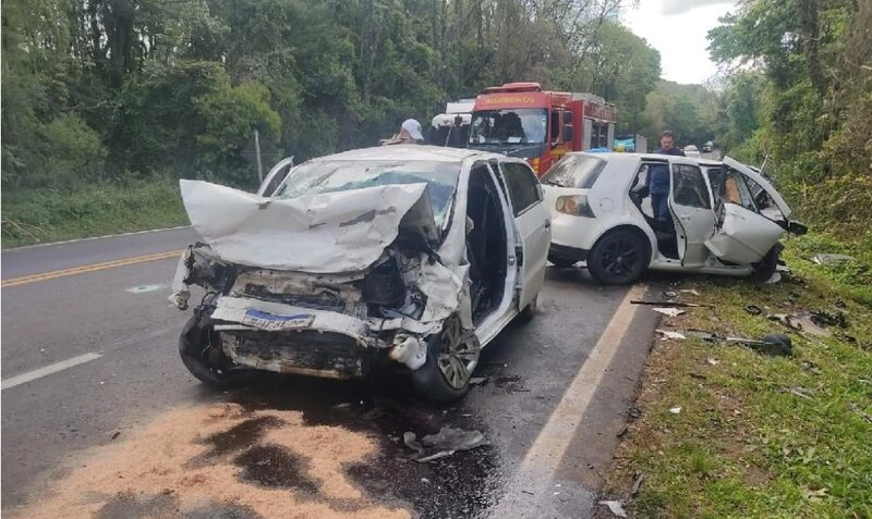 Mulher de 25 anos e homem de 42 morrem após colisão na RS-135, em Erechim