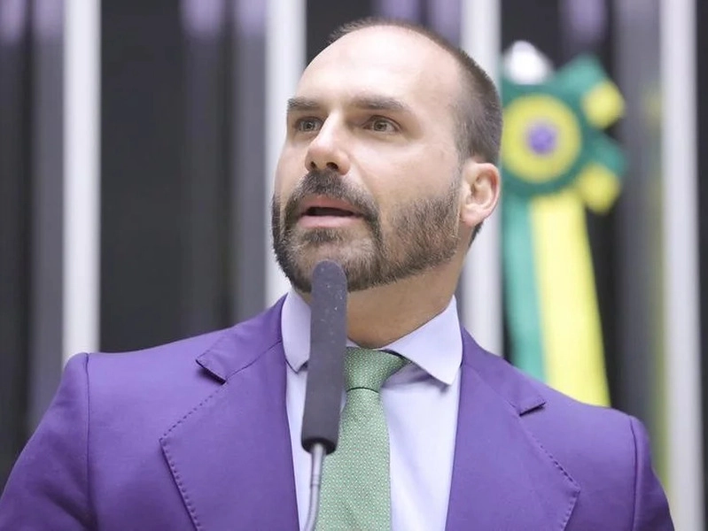 Moraes determina prisão de Eduardo Bolsonaro após condenação no caso do tarifaço