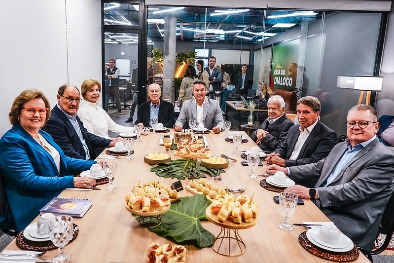Zucco abre as portas da Casa do Diálogo em reunião com ex-governadores