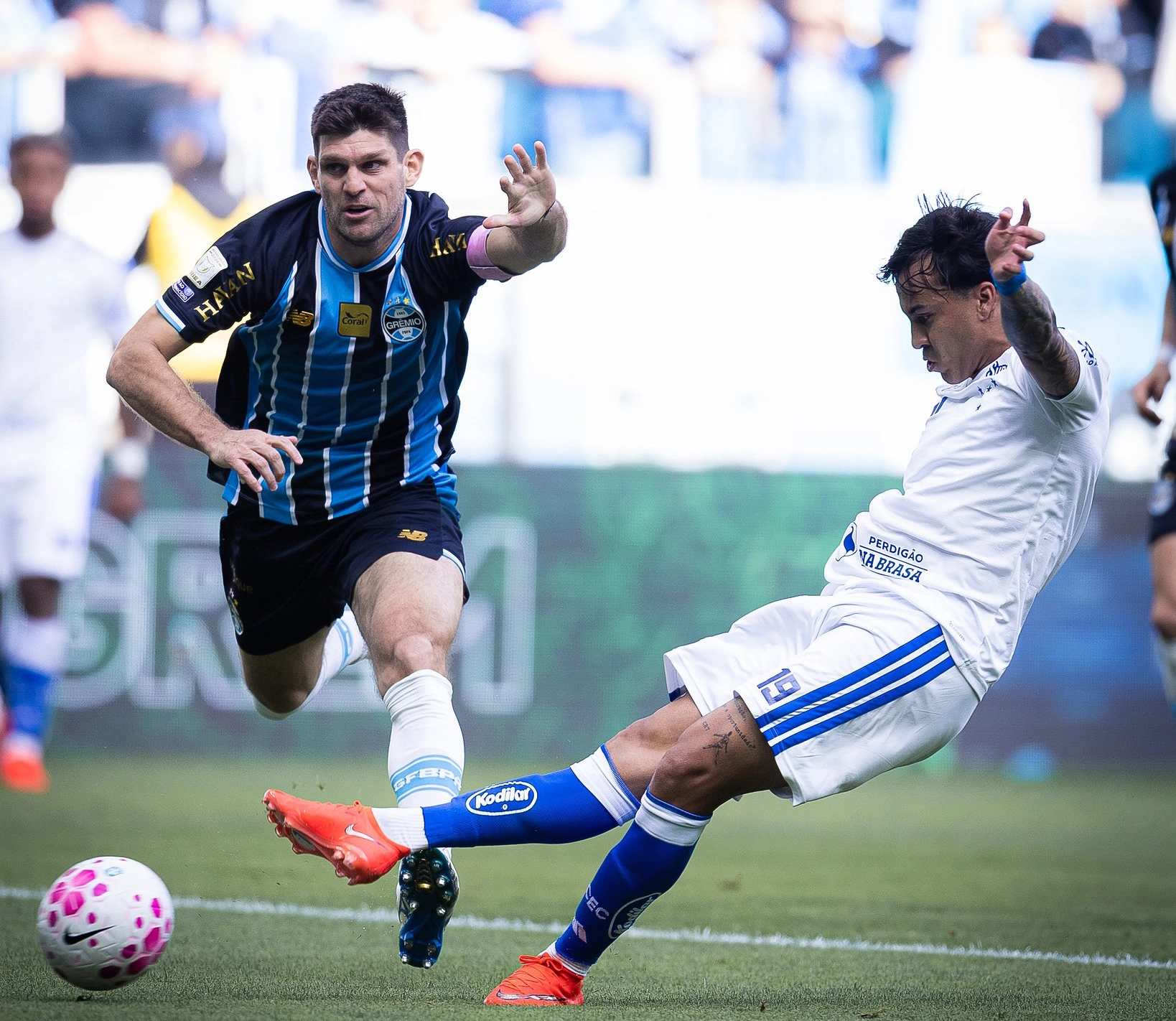 Grêmio perde de virada para o Cruzeiro e segue no Z4 do Brasileiro