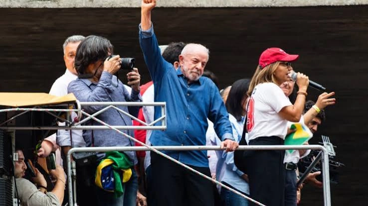 Em virada inédita, Lula vence Flávio Bolsonaro e seguirá no Planalto