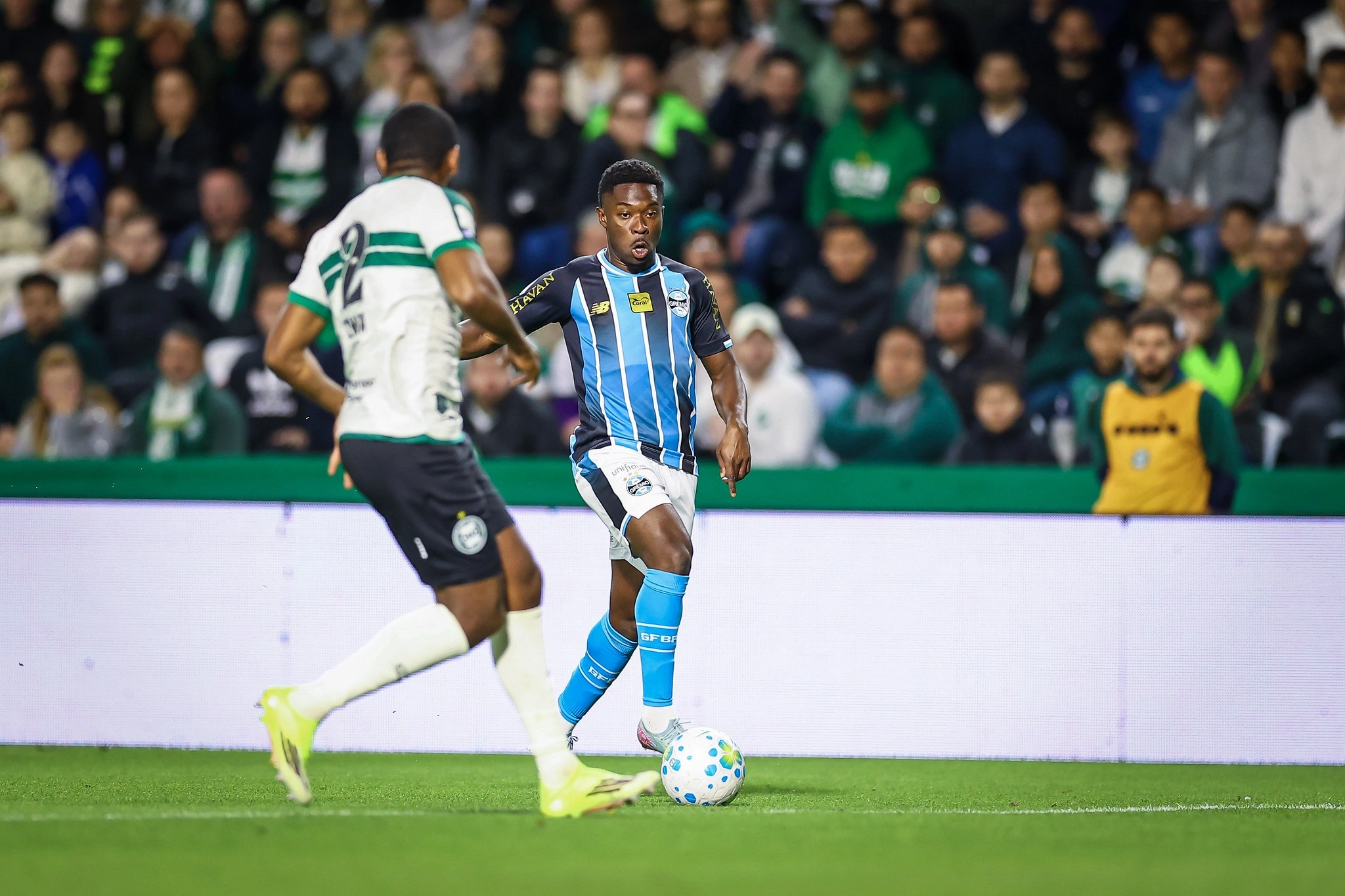 Grêmio vence o Coritiba e respira na briga contra o rebaixamento