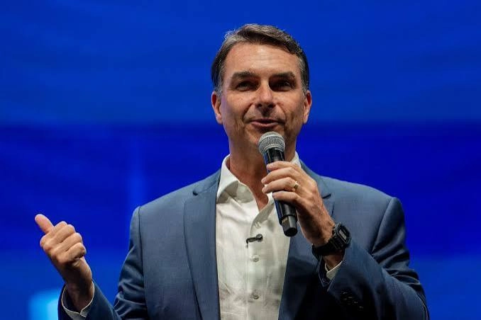 Flávio Bolsonaro fugiu do Brasil e está em avião a caminho dos EUA