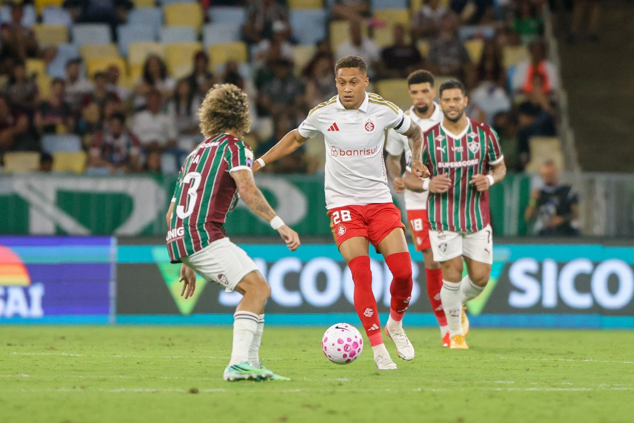 Inter perde de virada para o Fluminense no Maracanã