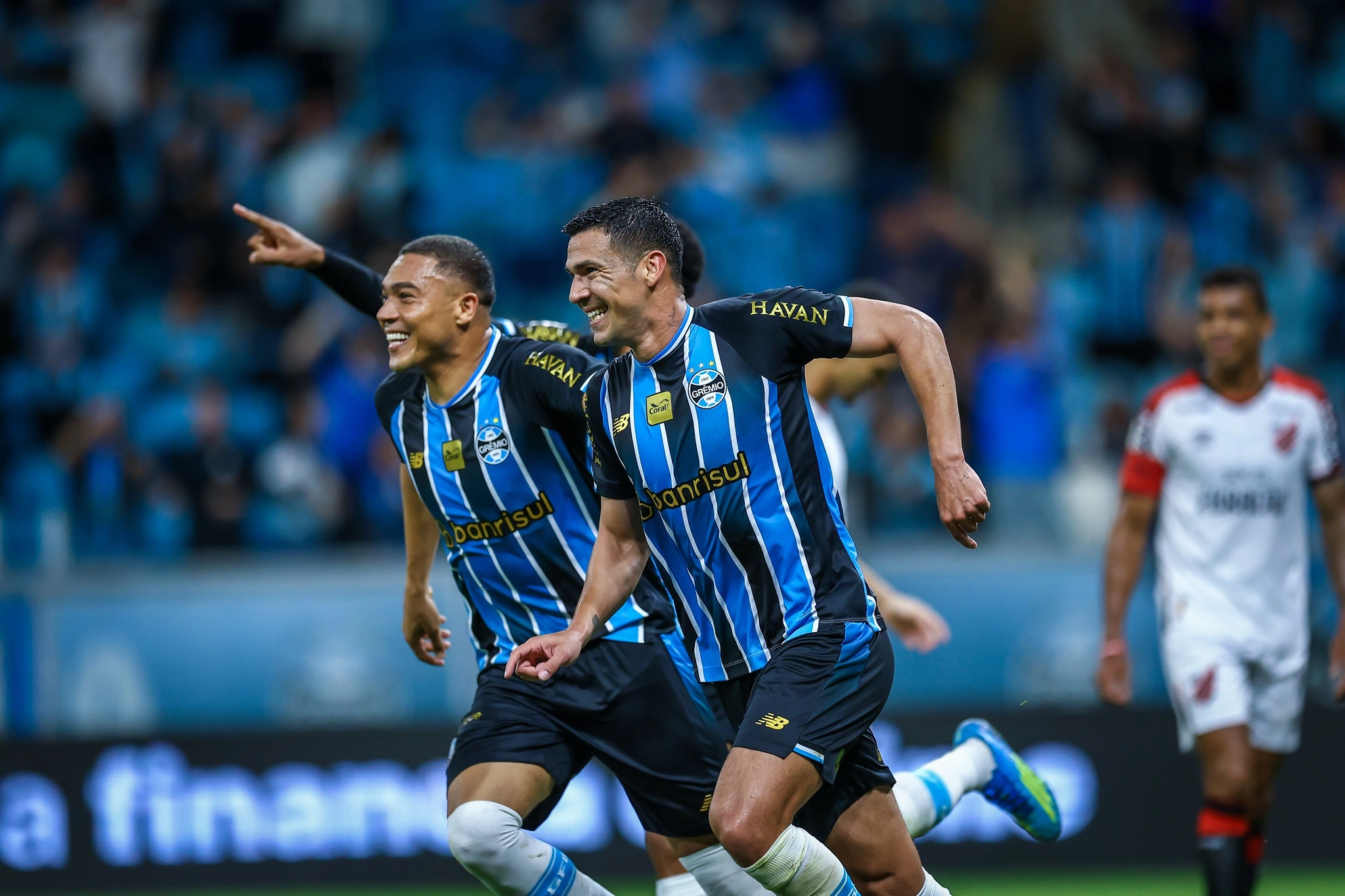 Grêmio vence o Athletico-PR e deixa a zona do rebaixamento no Brasileiro