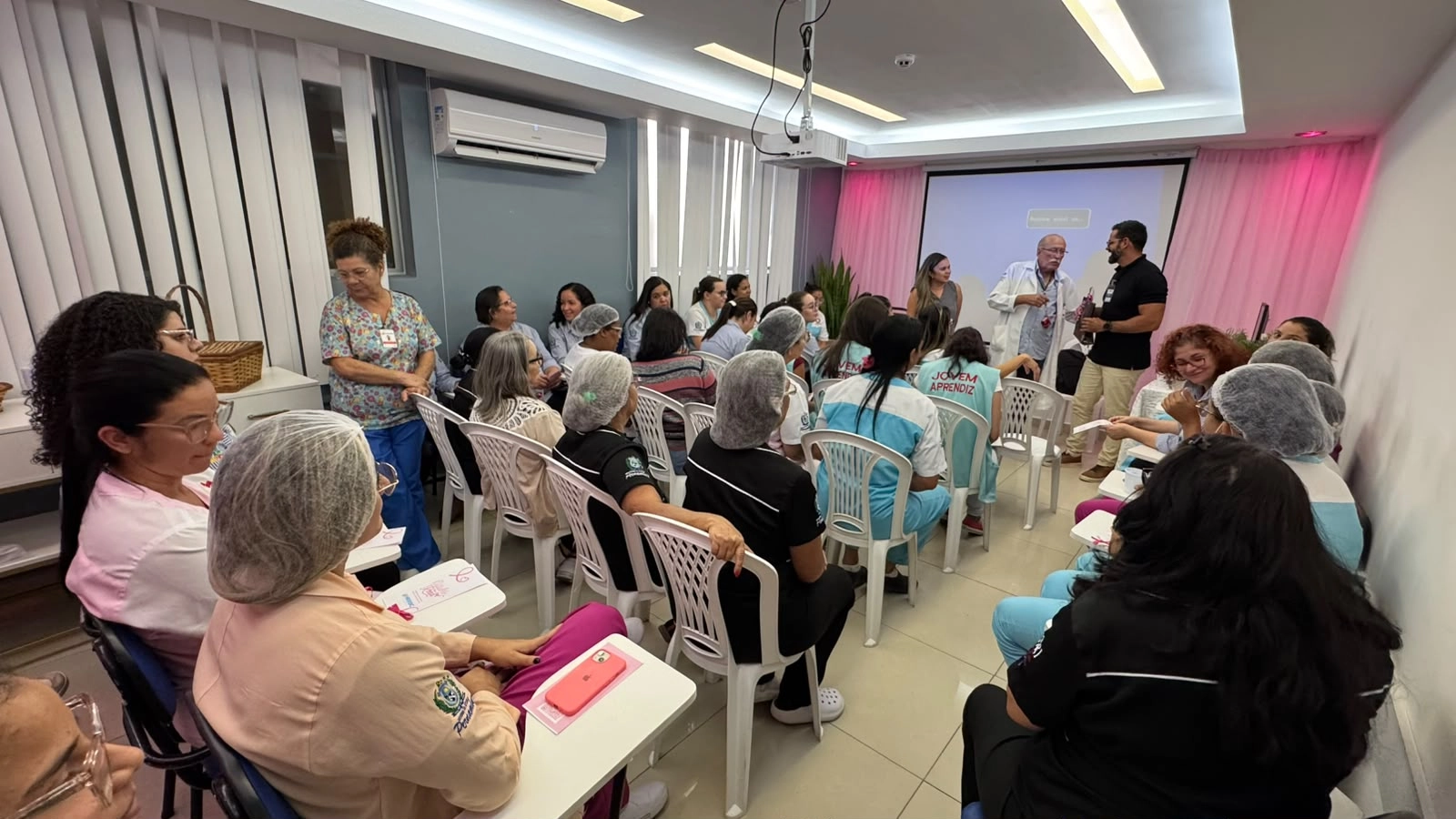 Outubro Rosa: Hospital Regional de Arcoverde promove palestra sobre o câncer de mama para colaboradoras