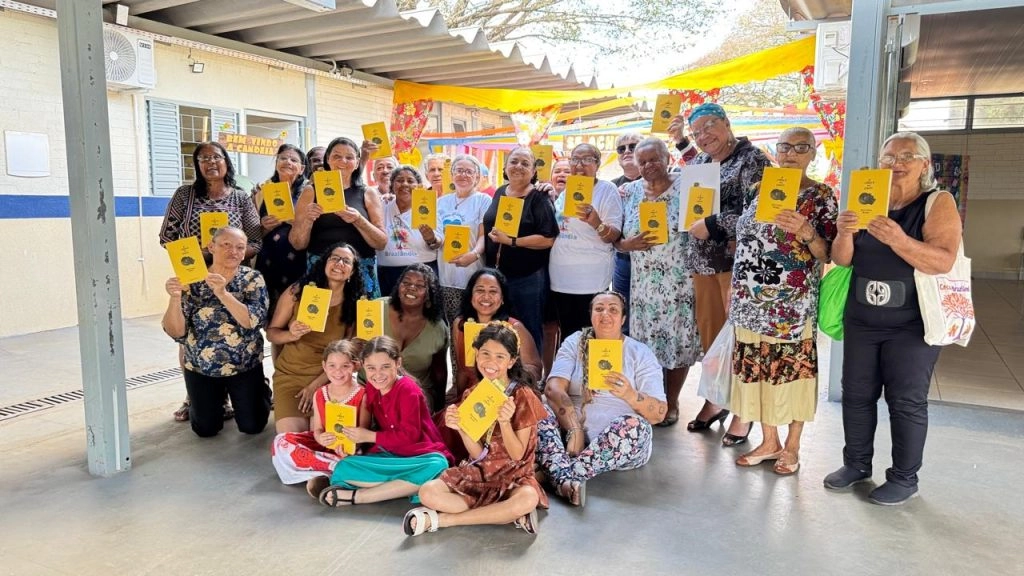 CENTRO DE CONVIVÊNCIA: Idosos mergulham na literatura com 'audiobooks' e radionovelas em Brazlândia