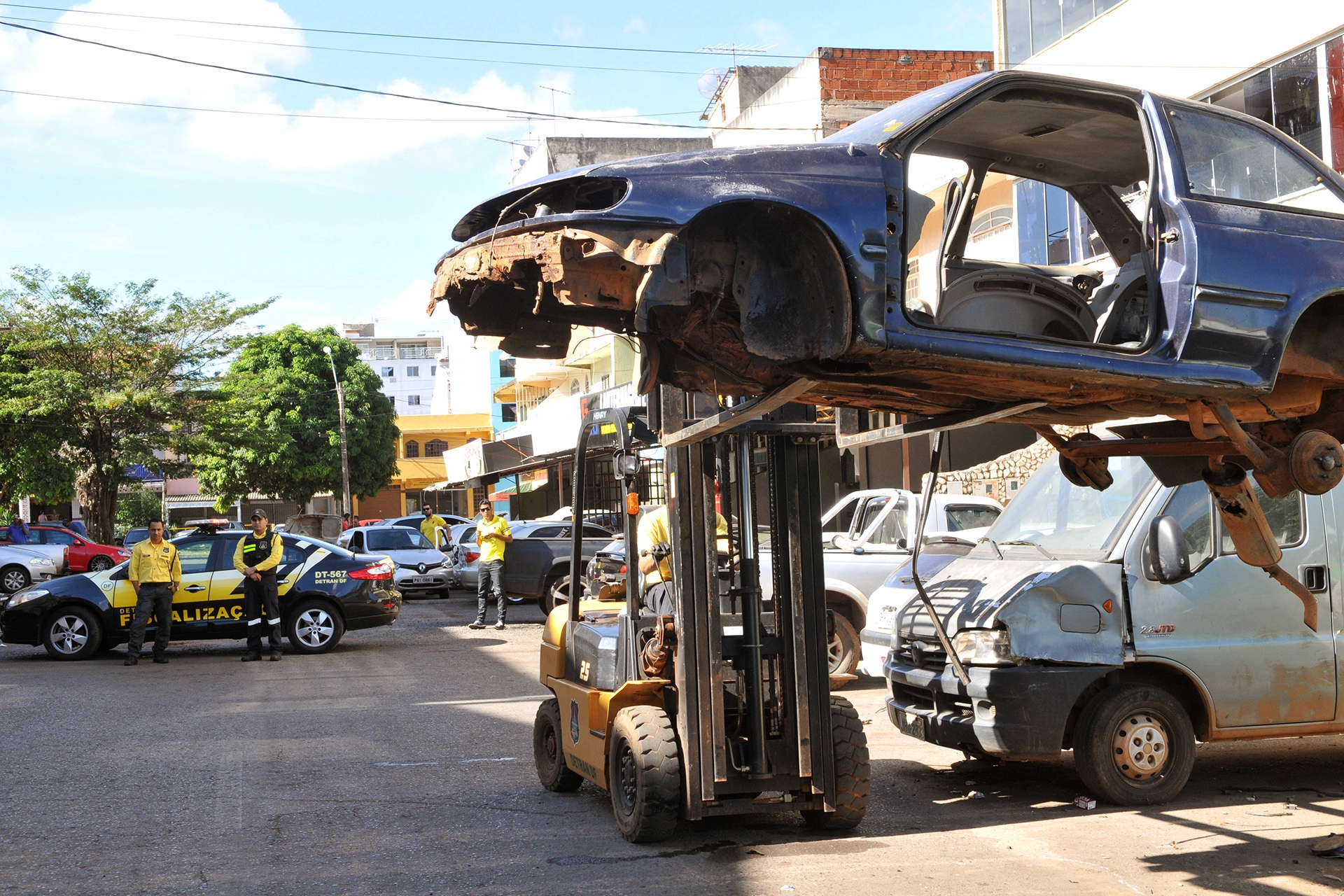 TE INCOMODA?: Carcaças e veículos abandonados; Saiba como solicitar a retirada