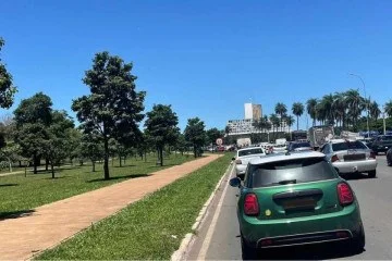 BLOQUEIO NO EIXO: Semáforo com problema dificulta acesso ao Eixo Monumental perto do Buriti