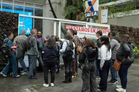 GREVE DA CAIXA: Empregados do 'banco estatal' rejeitam proposta da empresa e paralisação continua