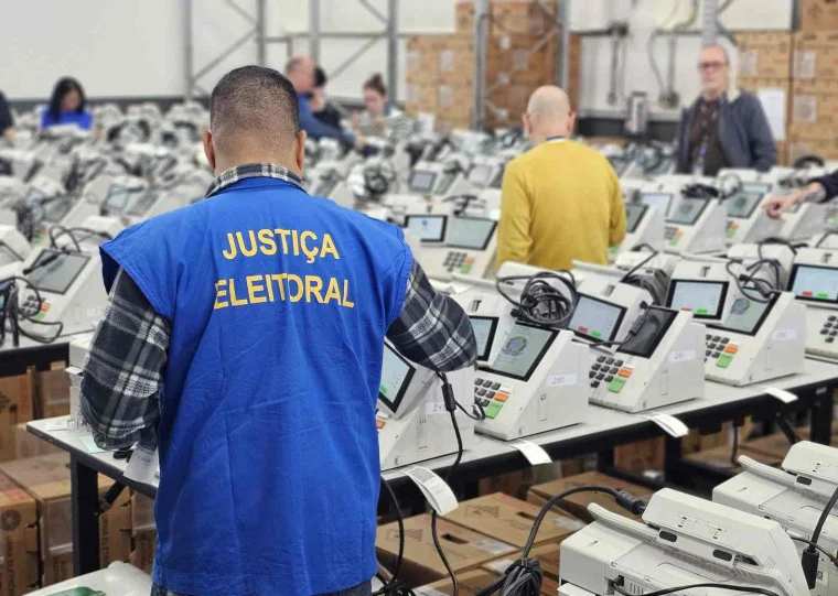 URNAS ELETRÔNICAS: TRE-DF termina lacração dos equipamentos que são usados nesta 4a. feira