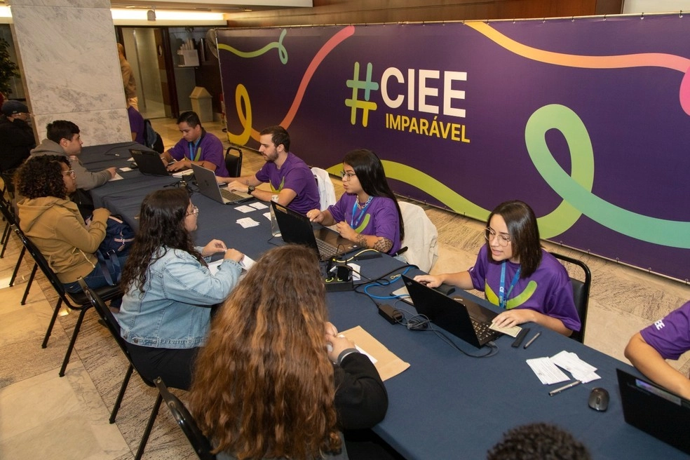 EMPRESA-ESCOLA: CIEE abre inscrições para estágio na Caesb com vagas para três níveis